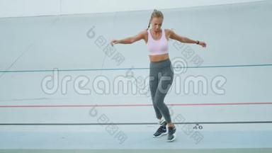 有假肢的运动员在<strong>跑道</strong>上侧跳。 <strong>体育场</strong>女子训练