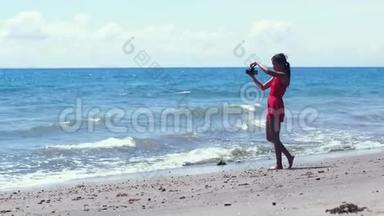 自由摄影师在海滩拍照时<strong>扔下</strong>了她的单反相机。