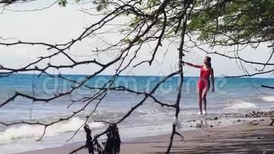 年轻的亚洲vlogger在海滩拍摄旅游vlog。