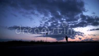 日落时分一个人在路上奔跑的剪影