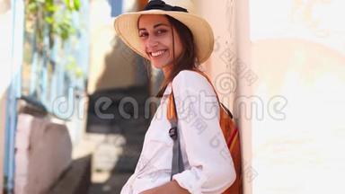 美丽快乐的旅游女孩，在老城街散步，在欧洲的<strong>暑假</strong>冒险<strong>假期</strong>。