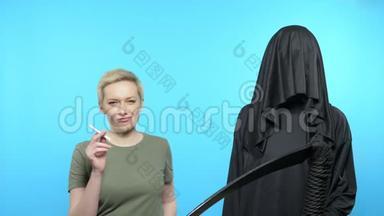 一个<strong>点燃</strong>香烟的女人旁边站着蓝色背景的死亡素描