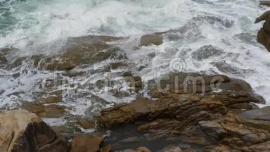 海洋风暴波在海岩上