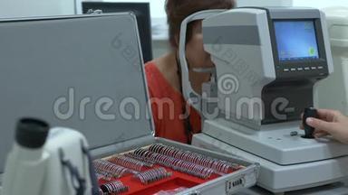 中年妇女<strong>眼科检查</strong>现代自动拖拉机计算机控制机。 验光师的医疗服务