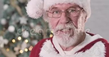 圣诞老人脸上戴眼镜的极端特写，露出不悦的脸，看着相机，摇头，签名