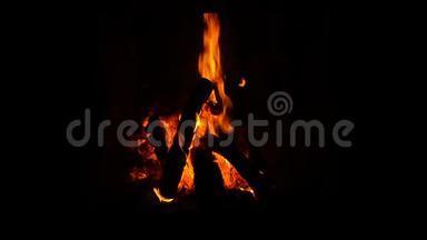一个燃烧的壁炉，天鹅绒般的火声。