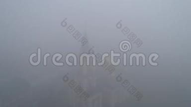 在浓雾和云层中教堂