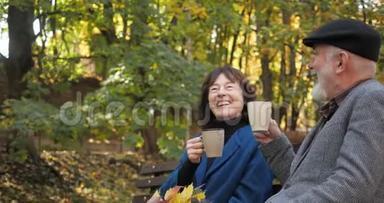 近距离观看妻子和丈夫在市中心公园喝茶，并就各种<strong>话题</strong>进行交流。 快乐