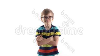 一个白人背景下男孩的摄影棚肖像。 带眼镜的<strong>一年级</strong>学生