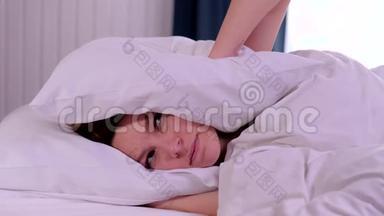 女青年睡觉时被吵闹的坏<strong>邻居</strong>用枕头捂住耳朵，醒来躺在床上受苦