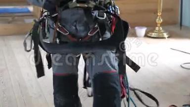 工业攀登人员安装<strong>高空</strong>作业设备.. 在登山者的腰带上。