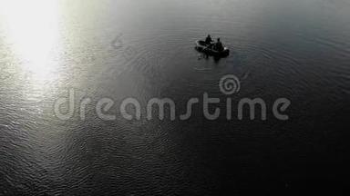 <strong>日</strong>落时两个人的船浮在河上。