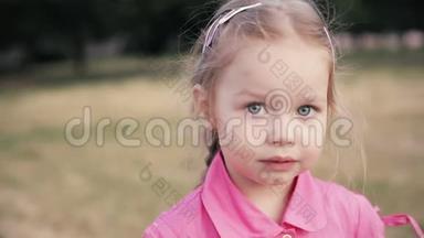 蓝眼睛漂亮的小女孩的肖像在镜头上<strong>露出</strong>了她的舌头