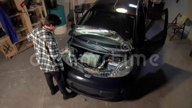 男的正在修理车库里的汽车发动机