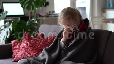 冷白种人女孩在家。 一个穿着围巾、格子花格子的生病孩子在公寓沙发上的肖像，那个女学生