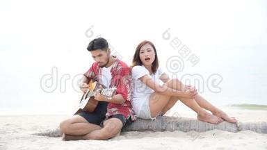 情侣们一起付吉他，一起唱歌，`天都有情人节约会。 年轻的拉丁人约会在一起浪漫的时刻
