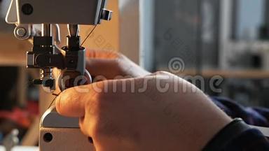 缝纫机针在运动。 缝纫机针头的特写迅速上下移动。 裁缝缝衣服