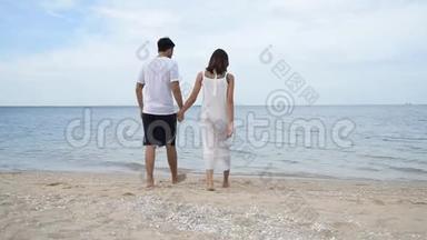 蜜月情侣漫步海滩浪漫关系幸福时刻与爱情生活方式。 情侣走了很长一段路