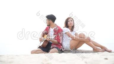 情侣们一起付吉他，一起唱歌，`天都有情人节约会。 年轻的拉丁人约会在一起浪漫的时刻