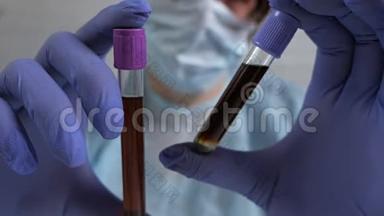 冠状病毒感染<strong>血液</strong>与纯血的比较。 医生观察冠状病毒对疫苗的反应。