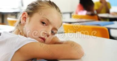 上课时躺在桌子上的悲伤女孩