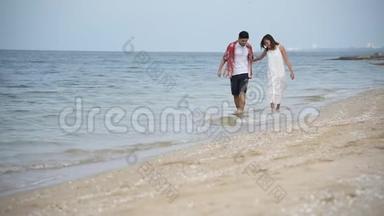 蜜月情侣漫步海滩浪漫关系幸福时刻与爱情生活方式。 情侣走了很长一段路