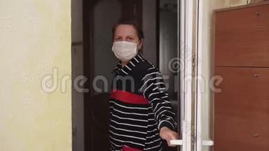 一个戴着医用口罩的女人走进<strong>屋子</strong>，关上了门