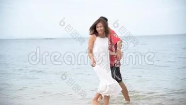 <strong>蜜月情侣</strong>漫步海滩浪漫关系幸福时刻与爱情生活方式。 <strong>情侣</strong>走了很长一段路