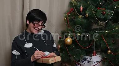 女人做笔记，在圣诞礼盒上<strong>签</strong>名，祝<strong>新年</strong>快乐。 礼品、假日、装饰、庆祝活动