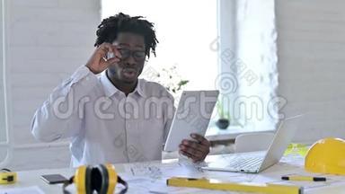 年轻的非洲建筑工程师在办公室的平板电脑上进行视频聊天