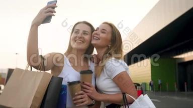 两个快乐的微笑女孩在大<strong>商场</strong>购物后在智能手机摄像头上自拍的4k特写视频