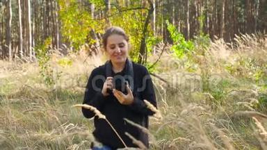 4k<strong>视频</strong>年轻的野生动物摄影师记者带着相机在森林里<strong>散步</strong>，寻找动物