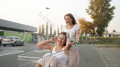 4k视频快乐的笑女在大商场停车购物时玩得开心