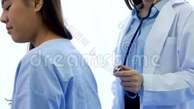 妇女医生和病人在医院医疗保险治疗诊所与专业专家诊断咨询。 韦里蒂博士