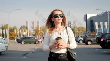 大商场停车场4k慢镜头美女纸杯端咖啡