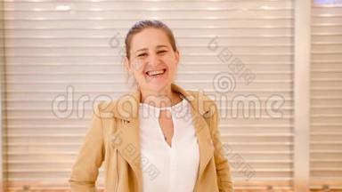 4k视频照片，一位黑发美女站在<strong>商场</strong>的关门前微笑着