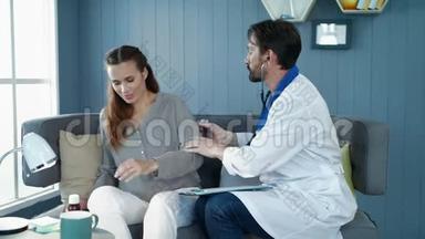 <strong>体检</strong>医生用听诊器检查孕妇。 产前检查