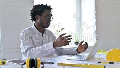 非洲建筑工程师在办公室用笔记本电脑进行视频聊天