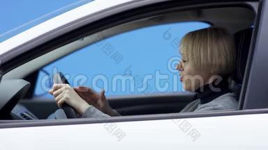 愤怒的金发女人穿着休闲装，驾驶着绿色屏幕背景的汽车。 4.她正坐在车上喝着酒