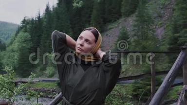 妇女站在崎岖的山路背景上的山村，西乌克兰。