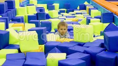 4k视频快乐欢笑幼儿男孩在游乐园玩和投掷软玩具立方体
