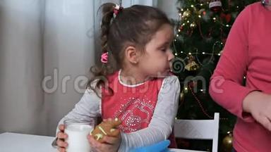 可爱的宝宝带着姜饼饼干和一杯牛奶。 传统的<strong>圣诞大餐</strong>，食物
