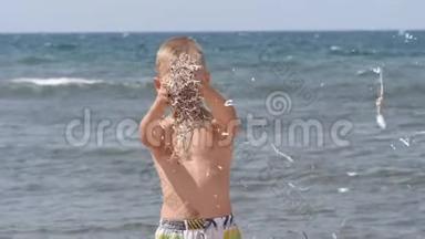 海滩暑假。 幼儿`情绪.. 这孩子在风中发育成了一个小。