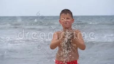 海滩<strong>暑假</strong>。 <strong>幼儿</strong>`情绪.. 这孩子在风中发育成了一个小。