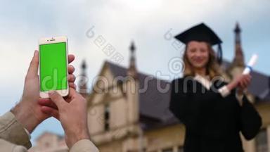手机上的一张照片，上面是一位刚刚获得<strong>硕士</strong>学位`年轻女子的空白屏幕。