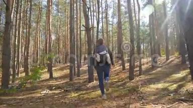 女徒步旅行者在高<strong>树</strong>之间逃离相机的4k慢动作<strong>视频</strong>。 在危险<strong>环境</strong>中逃离危险的女人