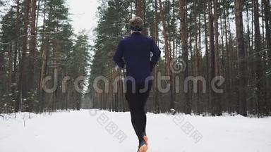 在铁人三项赛前穿运动服装的跑步男子。 冬季运动概念