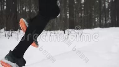 在铁人三项<strong>赛前</strong>穿运动服装的跑步男子。 冬季运动概念