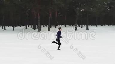 在铁人三项<strong>赛前</strong>穿运动服装的跑步男子。 冬季运动概念。 空中飞行