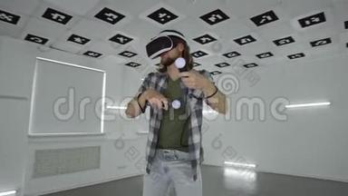 在一个充满白色霓虹灯照明的空玩室里，一个穿着vr耳机的年轻人用控制器做跳舞视频游戏